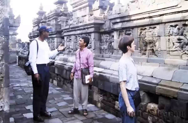 Candra P. Pusponegoro (tengah) memberikan penjelasan sejarah candi kepada Co-Executive Directors Institute for Training &amp; Development (ITD) USA, Abdul Kareem Samake (kiri) dan Executive Directors ITD, Julie E. Hooks (kanan) di Candi Borobudur Magelang Jawa Tengah