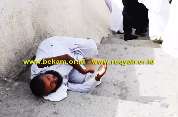 Seorang pengemis tidur-tiduran di tangga jalan menuju Jabal Rahmah. Lokasi ini berada di sebelah selatan Padang Arafah atau ± 25 kilometer dari Makkah Al Mukaramah, Arab Saudi