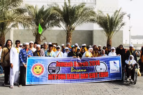 Jemaah umrah Nettour Batam berfoto di dekat Masjid Quba yang berjarak ± lima kilometer dari pusat kota Madinah atau tepatnya di Jalan Al Hijrah, Al Khatim, Madinah Al Munawwarah, Saudi Arabia