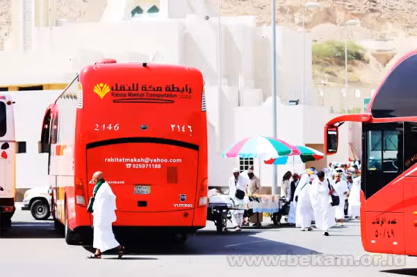 Jemaah umrah sedang menunggu bus di area Masjid Ji'ranah di Wadi Saraf, kurang lebih 24 kilometer dari Masjid Al Haram, Arab Saudi