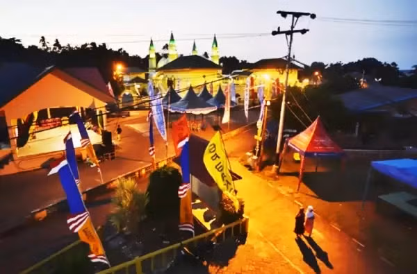 Masjid Raya Sultan Riau dengan empat menara yang berada di Kampung Jambat, Desa Penyengat, Kecamatan Tanjung Pinang Kota, Kabupaten Tanjung Pinang, Kepulauan Riau