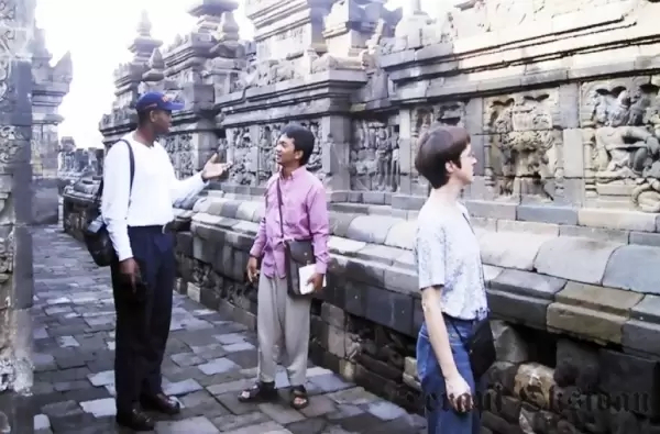 Candra P. Pusponegoro (tengah) memberikan penjelasan sejarah candi kepada Co-Executive Directors Institute for Training &amp; Development (ITD) USA, Abdul Kareem Samake (kiri) dan Executive Directors ITD, Julie E. Hooks (kanan) di Candi Borobudur Magelang Jawa Tengah