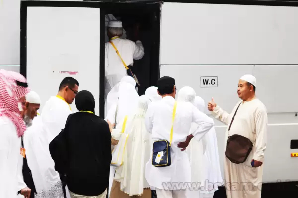 Jemaah umrah sedang antre menaiki bus di depan hotel Jouhara Al Ferdos Al Touba ± 500 meter dari Masjid Al Haram, Arab Saudi