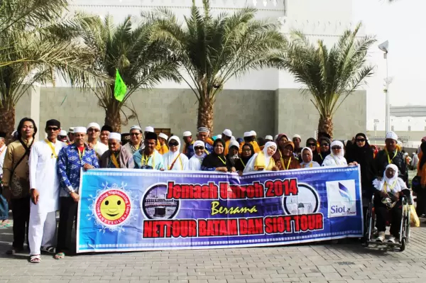 Jemaah umrah Nettour Batam berfoto di dekat Masjid Quba yang berjarak ± lima kilometer dari pusat kota Madinah atau tepatnya di Jalan Al Hijrah, Al Khatim, Madinah Al Munawwarah, Saudi Arabia
