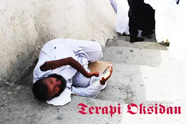 Seorang pengemis sedang meminta uang kepada jemaah yang lewat menuju Jabal Rahmah Arab Saudi