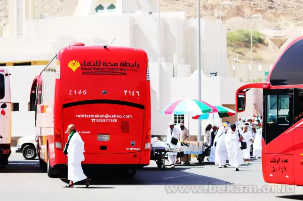 Jemaah umrah sedang menunggu bus di area Masjid Ji'ranah di Wadi Saraf, kurang lebih 24 kilometer dari Masjid Al Haram, Arab Saudi