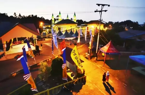 Masjid Raya Sultan Riau dengan empat menara yang berada di Kampung Jambat, Desa Penyengat, Kecamatan Tanjung Pinang Kota, Kabupaten Tanjung Pinang, Kepulauan Riau