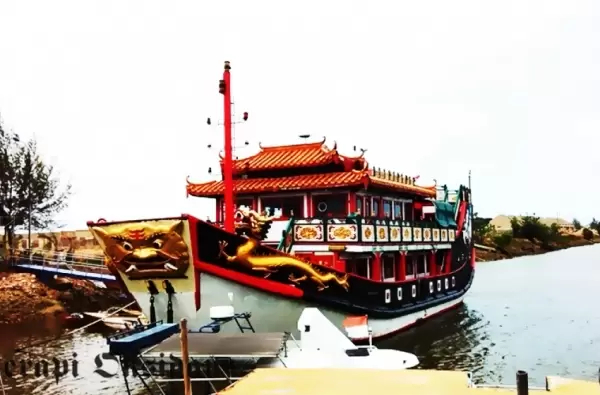 Destinasi wisata kapal Cheng Ho di pantai Golden Bengkong Laut Batam Kepulauan Riau