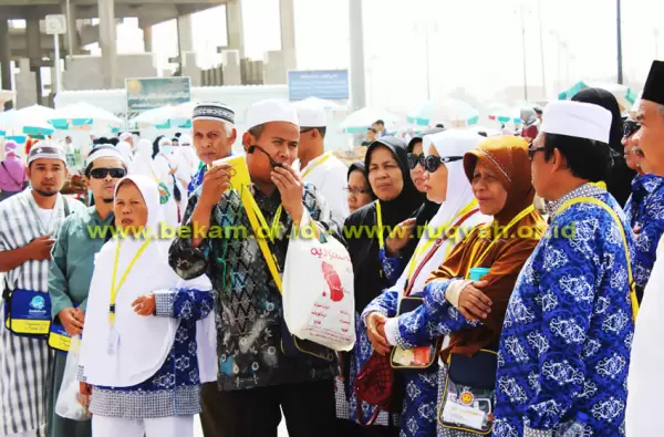 Ustaz Muhammad Ali (memegang mikrofon) sedang membimbing jemaah umrah Nettour Batam untuk berziarah di makam sahabat Nabi Muhammad di Jabal Uhud atau ± 5 kilometer sebelah barat laut Madinah, Arab Saudi. Kendati cuaca terik dan sedang puasa Ramadan, jemaah umrah tetap semangat berziarah dan beribadah selama di Arab Saudi