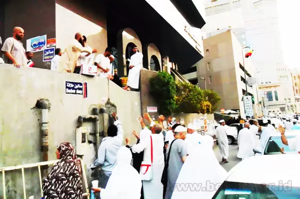 Jemaah berebut takjil di sekitar hotel masjid Nabawi di kota Madinah Al Munawarah Arab Saudi