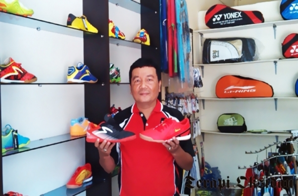 Bushriman Lee, pemilik toko olahraga Champion Sports di sebelah SMP Negeri 6 Sungai Panas Batam